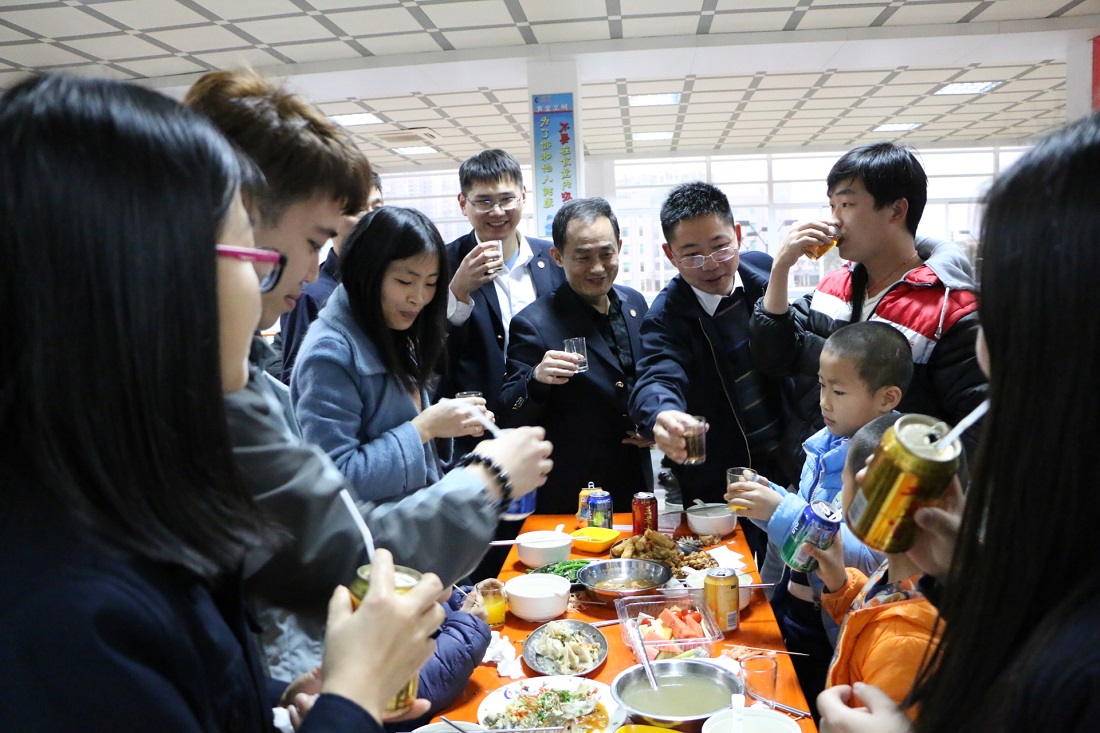 Spring Festival Banquet for the Staff from Other District